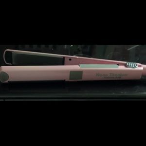 Babyliss Pro Nano Titanium 1” U Styler